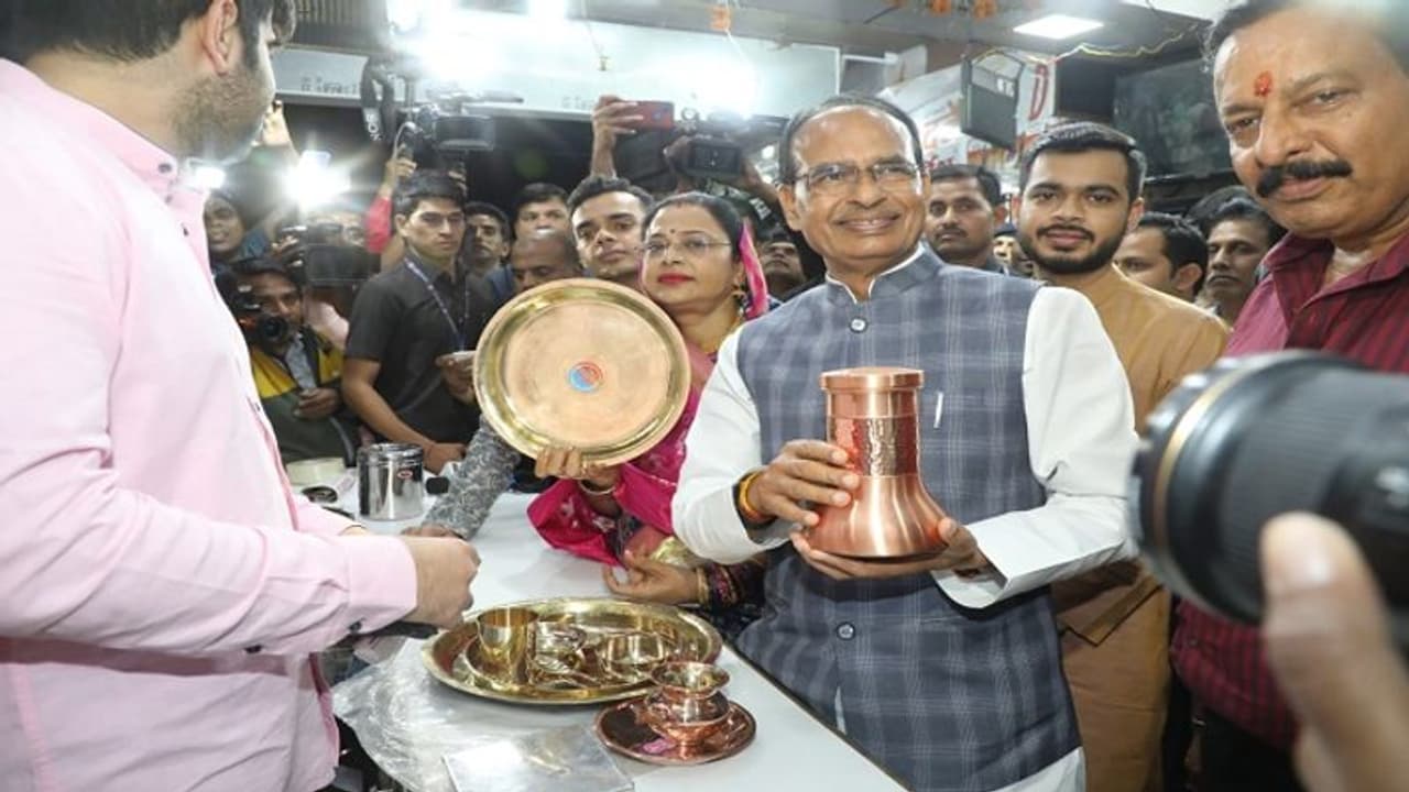 परिवार के साथ दीवाली की शॉपिंग करने निकले CM शिवराज सिंह, ट्वीट कर कहा वर्षों से कर रहे परंपरा का निर्वहन 