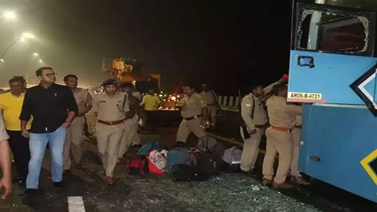 इटावा: लखनऊ आगरा एक्सप्रेसवे पर स्लीपर बस और कंटेनर के बीच भीषण भिड़ंत में 4 की मौत, 42 घायल इटावा: लखनऊ आगरा एक्सप्रेसवे पर स्लीपर बस और कंटेनर के बीच भीषण भिड़ंत में 4 की मौत, 42 घायल