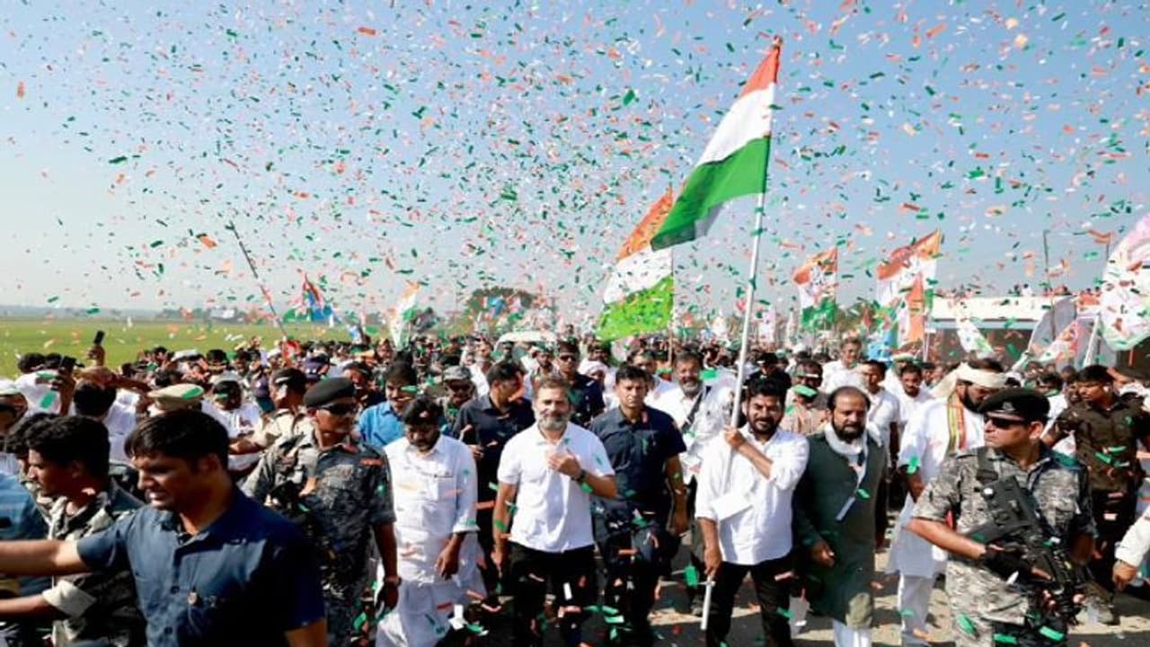 మొన్న గీతారెడ్డి.. నేడు కానిస్టేబుల్, రాహుల్ పాదయాత్రలో వరుస అపశృతులు మొన్న గీతారెడ్డి.. నేడు కానిస్టేబుల్, రాహుల్ పాదయాత్రలో వరుస అపశృతులు