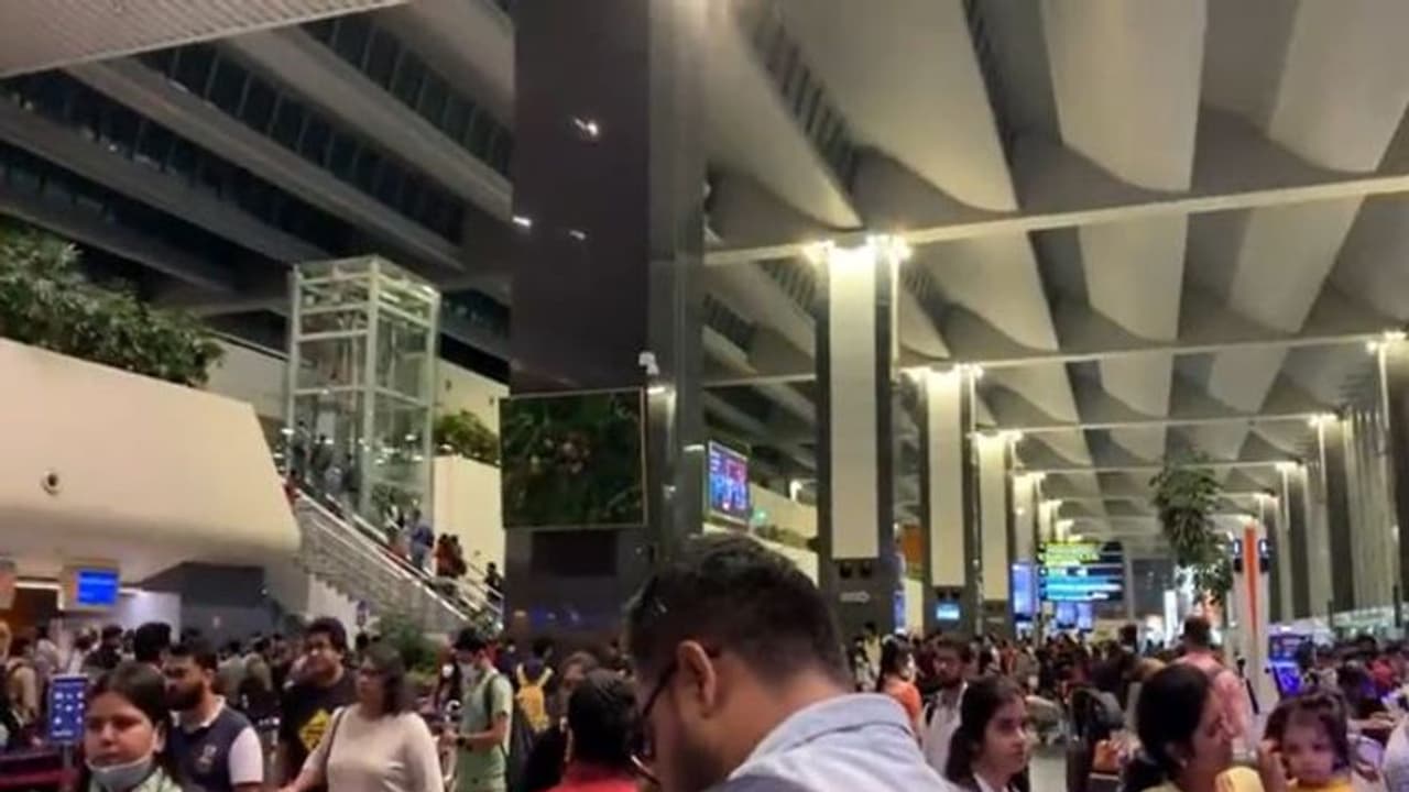 दीपावली से पहले बेंगलुरु एयर पोर्ट का नजारा तो देखिए.. आधी रात 3 बजे भी लोग बच्चों संग कतार में खड़े हैं