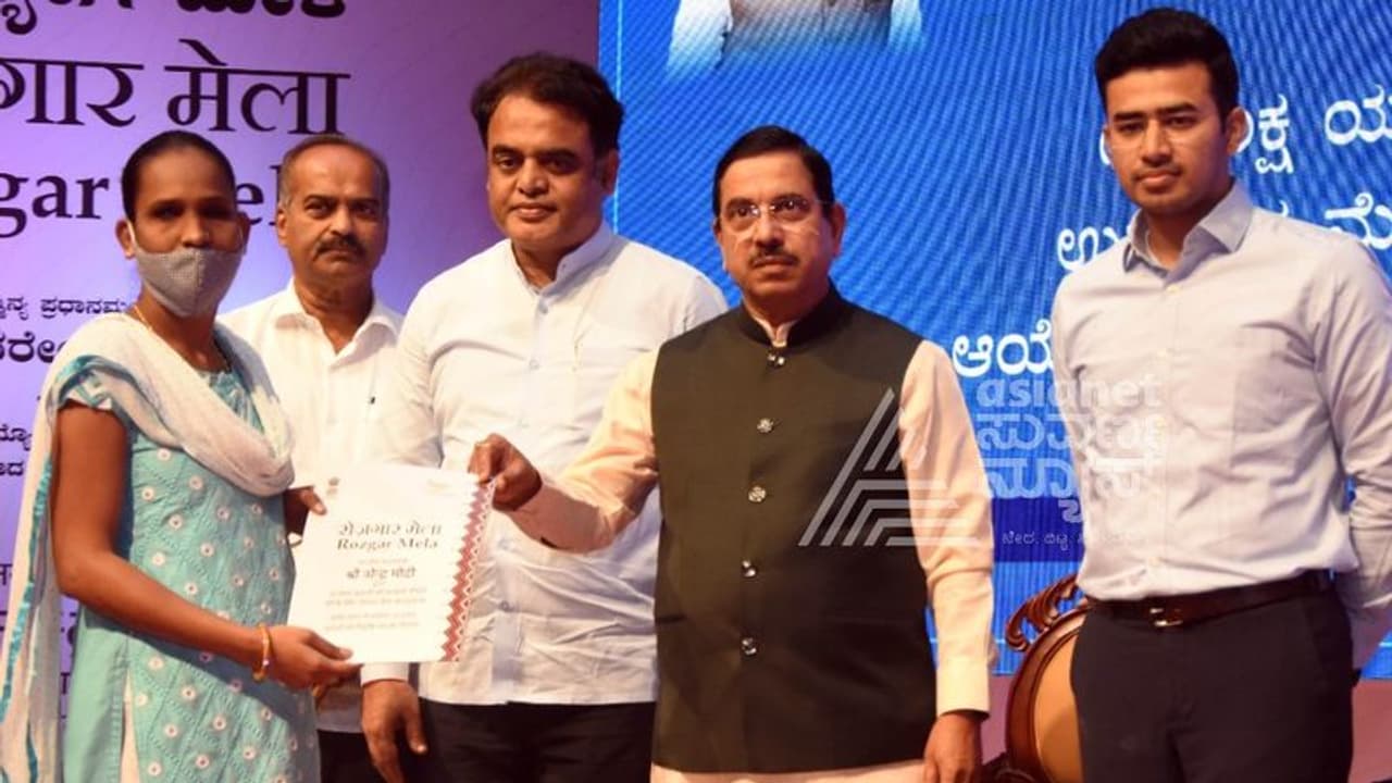 ಕರ್ನಾಟಕದಲ್ಲಿ 1000 ಯುವಕರಿಗೆ ಕೇಂದ್ರ ನೌಕರಿ: ಪ್ರಹ್ಲಾದ್ ಜೋಶಿ ಕರ್ನಾಟಕದಲ್ಲಿ 1000 ಯುವಕರಿಗೆ ಕೇಂದ್ರ ನೌಕರಿ: ಪ್ರಹ್ಲಾದ್ ಜೋಶಿ