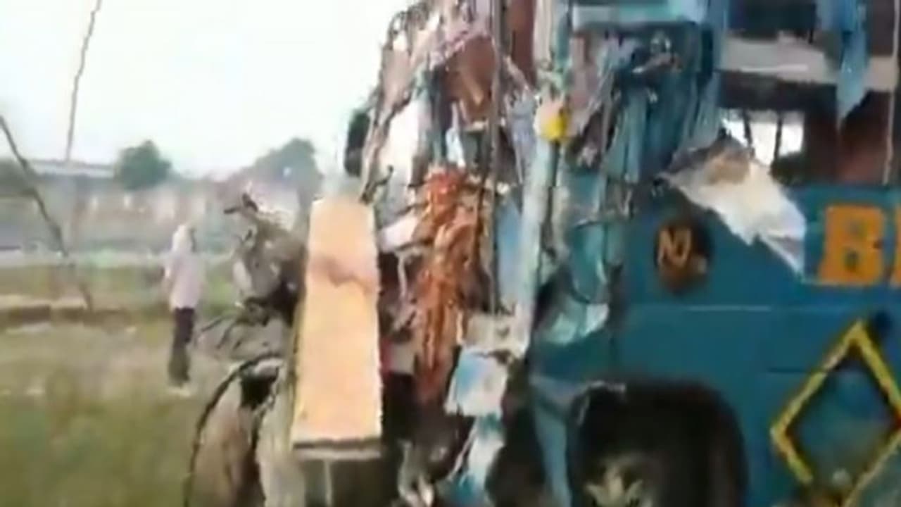 ఆగ్రా లక్నో ఎక్స్ప్రెస్వేపై బస్సు ప్రమాదం.. నలుగురు మృతి, 42 మందికి తీవ్ర గాయాలు ఆగ్రా లక్నో ఎక్స్ప్రెస్వేపై బస్సు ప్రమాదం.. నలుగురు మృతి, 42 మందికి తీవ్ర గాయాలు