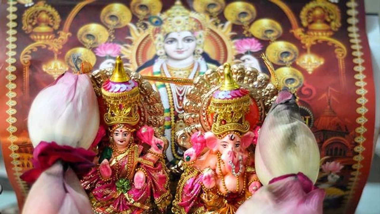 Diwali Puja Vidhi 2022: दीपावली पर देवी लक्ष्मी के साथ करें कुबेर और बही खातों की पूजा, जानें शुभ मुहूर्त भी Diwali Puja Vidhi 2022: दीपावली पर देवी लक्ष्मी के साथ करें कुबेर और बही खातों की पूजा, जानें शुभ मुहूर्त भी
