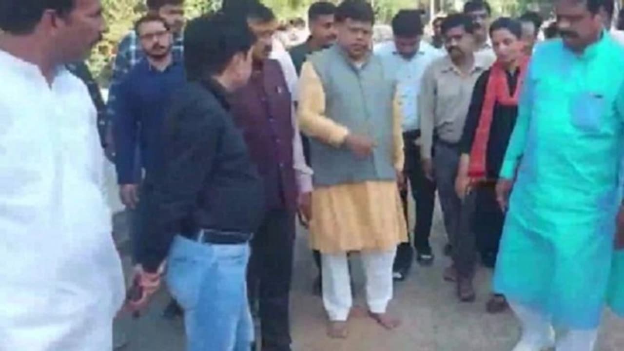 ಕೆಟ್ಟರಸ್ತೆಗೆ ಟಾರ್ ಹಾಕೋವರೆಗೂ ಈ ಸಚಿವ ಚಪ್ಪಲಿ ಹಾಕಲ್ಲ! ಕೆಟ್ಟರಸ್ತೆಗೆ ಟಾರ್ ಹಾಕೋವರೆಗೂ ಈ ಸಚಿವ ಚಪ್ಪಲಿ ಹಾಕಲ್ಲ!