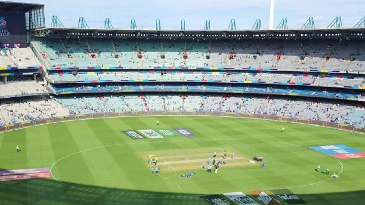 മഴ മാറി മെല്ബണ്, ദീപാവലി ആഘോഷത്തിന് ടീം ഇന്ത്യ! പാകിസ്ഥാനെതിരെ രോഹിത്തിന് ടോസ്; പ്ലേയിംഗ് ഇലവനുകള് മഴ മാറി മെല്ബണ്, ദീപാവലി ആഘോഷത്തിന് ടീം ഇന്ത്യ! പാകിസ്ഥാനെതിരെ രോഹിത്തിന് ടോസ്; പ്ലേയിംഗ് ഇലവനുകള്