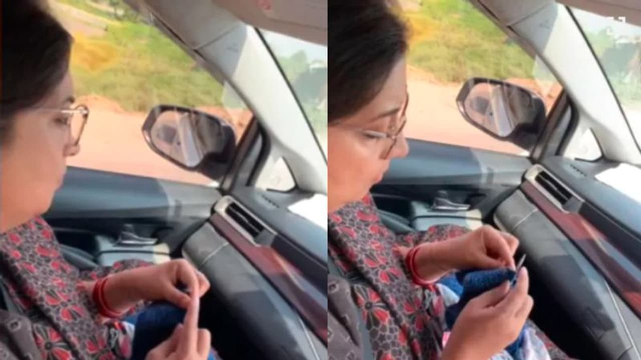 ട്രാഫിക് ബ്ലോക്കില് പെട്ടു, അതോടെ സൂചിയും നൂലുമെടുത്തു; വീഡിയോയുമായി സ്മൃതി ഇറാനി ട്രാഫിക് ബ്ലോക്കില് പെട്ടു, അതോടെ സൂചിയും നൂലുമെടുത്തു; വീഡിയോയുമായി സ്മൃതി ഇറാനി