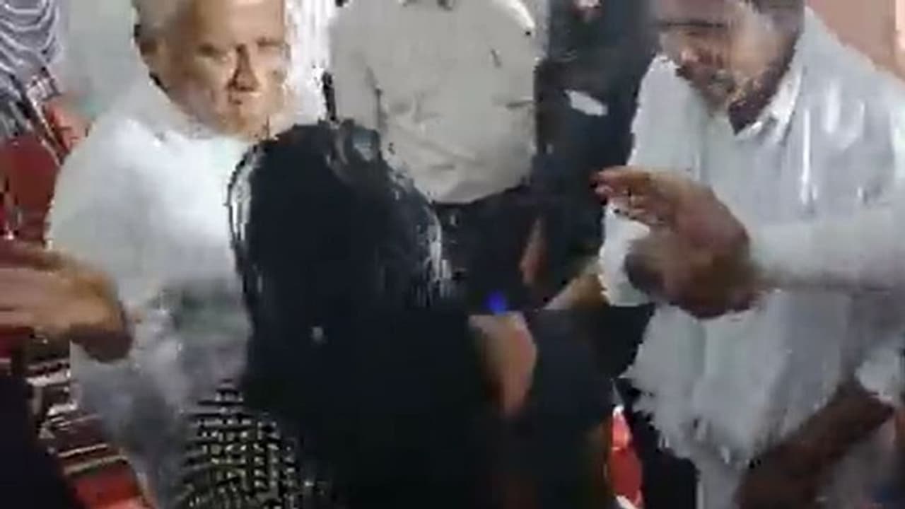 कर्नाटक: मदद मांग रही महिला को मंत्री ने मारा थप्पड़, पिटाई खाकर भी उसने छुए पैर कर्नाटक: मदद मांग रही महिला को मंत्री ने मारा थप्पड़, पिटाई खाकर भी उसने छुए पैर