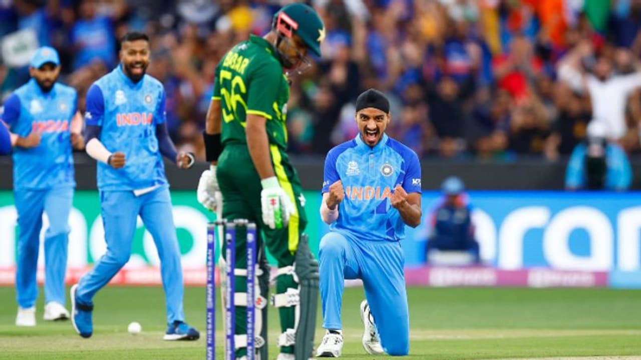 പാകിസ്ഥാന് ഇരട്ട പ്രഹരമേല്പ്പിച്ച് അര്ഷ്ദീപ്; ടി20 ലോകകപ്പില് ആധിപത്യം കാണിച്ച് ടീം ഇന്ത്യ പാകിസ്ഥാന് ഇരട്ട പ്രഹരമേല്പ്പിച്ച് അര്ഷ്ദീപ്; ടി20 ലോകകപ്പില് ആധിപത്യം കാണിച്ച് ടീം ഇന്ത്യ