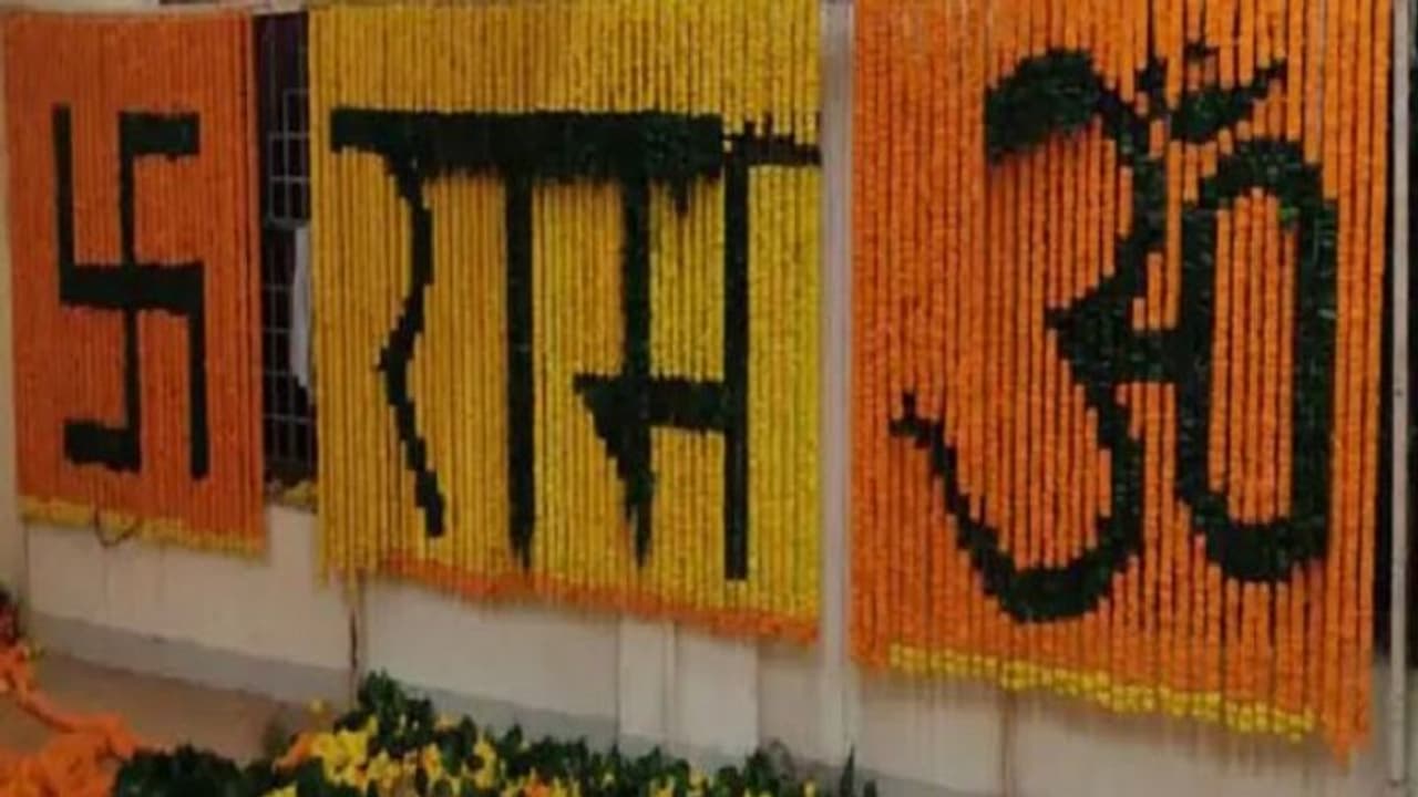 25 तरीकों के फूलों से सज रहा PM मोदी का मंच, अयोध्या दीपोत्सव में LED प्रोजेक्टर से देख सकेंगे राम की कहानी 25 तरीकों के फूलों से सज रहा PM मोदी का मंच, अयोध्या दीपोत्सव में LED प्रोजेक्टर से देख सकेंगे राम की कहानी