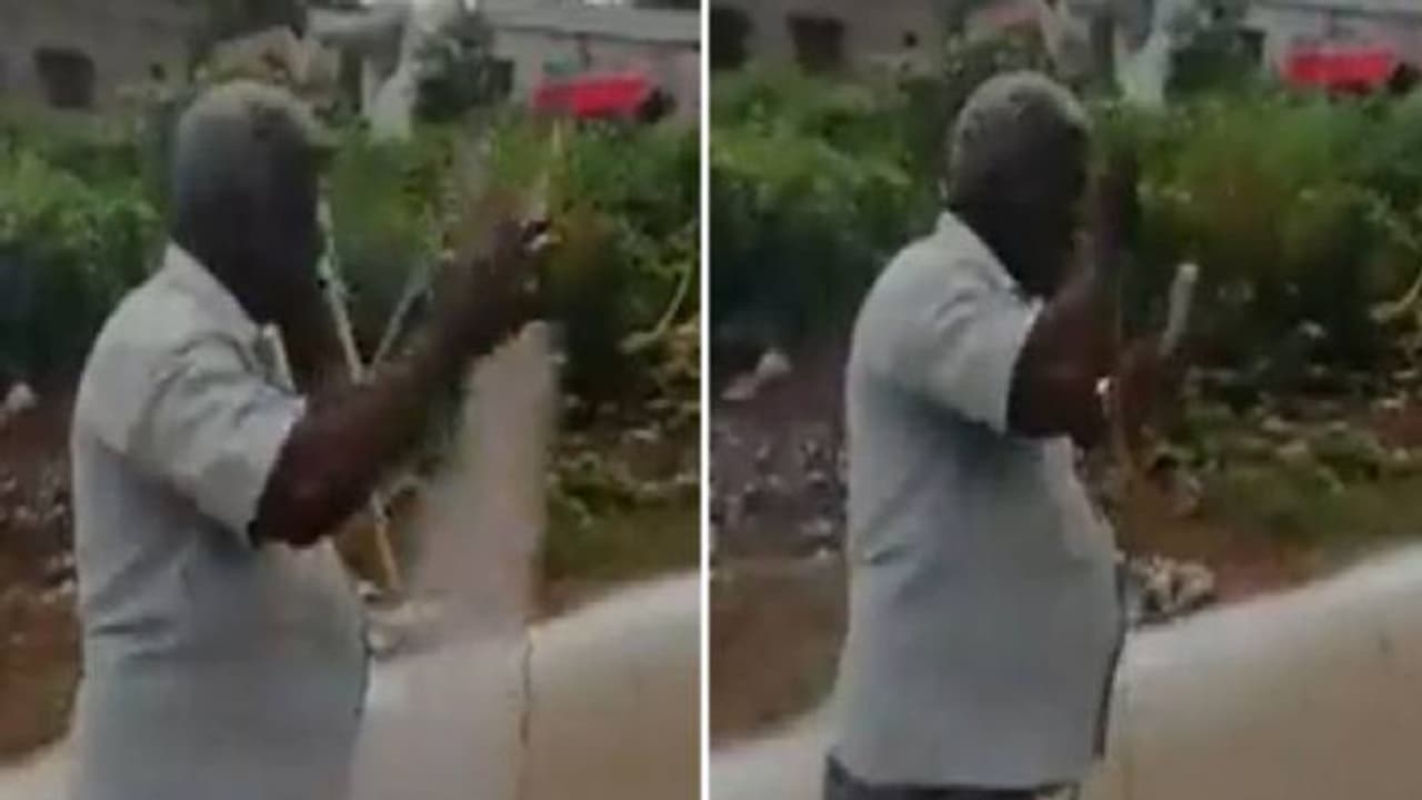 പടക്കത്തിന് തീകൊളുത്തുന്നത് സിഗരറ്റിൽ നിന്നും, അപകടകരമായ വീഡിയോ വൈറല് പടക്കത്തിന് തീകൊളുത്തുന്നത് സിഗരറ്റിൽ നിന്നും, അപകടകരമായ വീഡിയോ വൈറല്