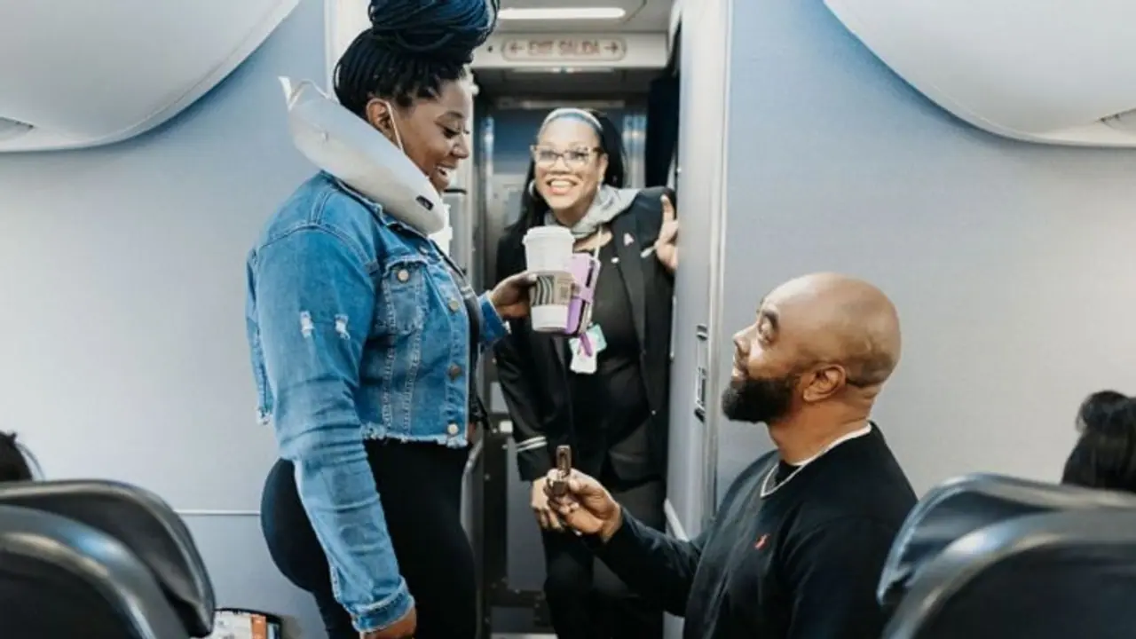 ಆಕಾಶದಲ್ಲಿ ಹಾರಾಡುತ್ತಲೇ ಗರ್ಲ್‌ಫ್ರೆಂಡ್‌ಗೆ ಪ್ರಪೋಸ್‌: ವಿಶಿಷ್ಟ ಪ್ರೇಮಕತೆಗೆ ಏರ್‌ಲೈನ್ಸ್‌ ನೆರವು..! 