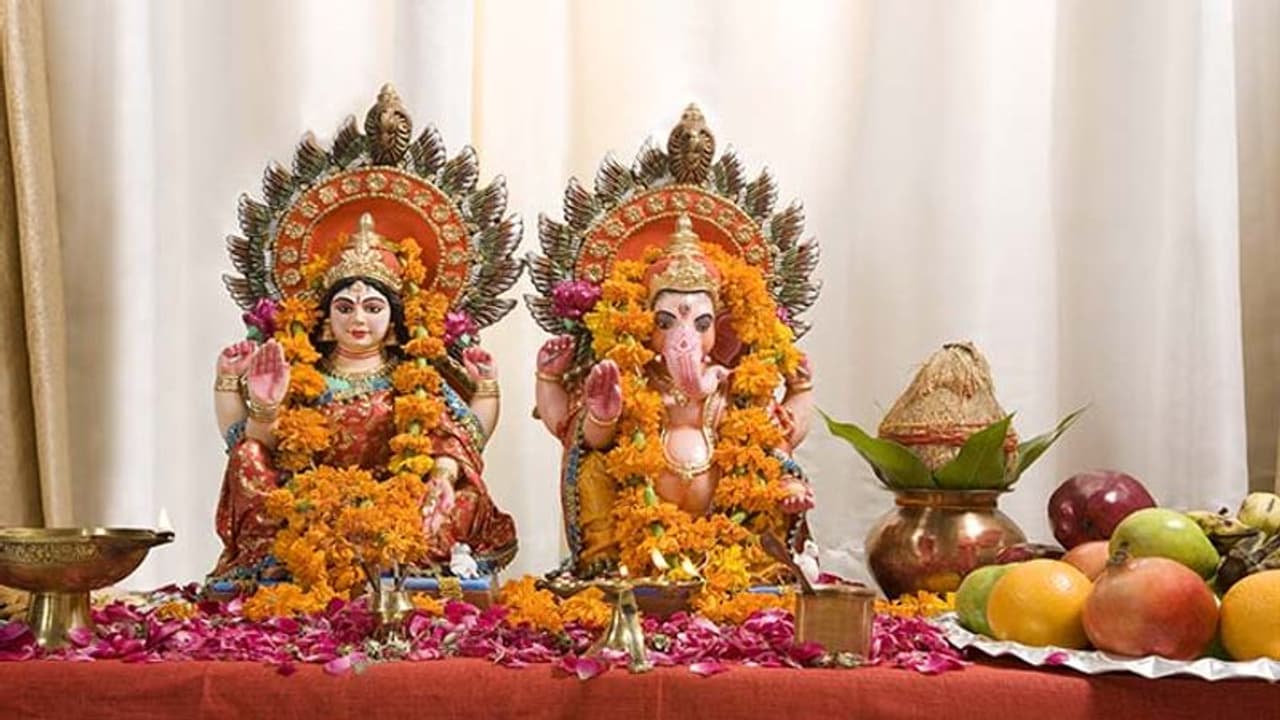 Diwali 2022: इन 8 चीजों के बिना अधूरी है लक्ष्मी पूजा, इन्हें तुरंत शामिल करें अपनी पूजा सामग्री की लिस्ट में Diwali 2022: इन 8 चीजों के बिना अधूरी है लक्ष्मी पूजा, इन्हें तुरंत शामिल करें अपनी पूजा सामग्री की लिस्ट में