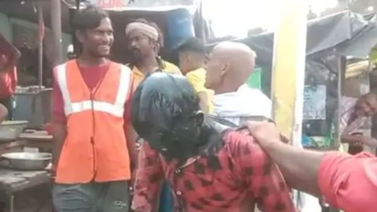 ടോയ്ലറ്റ് സീറ്റ് മോഷ്ടിച്ചെന്ന് ആരോപണം; ദലിത് യുവാവിനെ കെട്ടിയിട്ട് മർദ്ദിച്ചു, തല മൊട്ടയടിച്ചു, കരിതേച്ചു ടോയ്ലറ്റ് സീറ്റ് മോഷ്ടിച്ചെന്ന് ആരോപണം; ദലിത് യുവാവിനെ കെട്ടിയിട്ട് മർദ്ദിച്ചു, തല മൊട്ടയടിച്ചു, കരിതേച്ചു