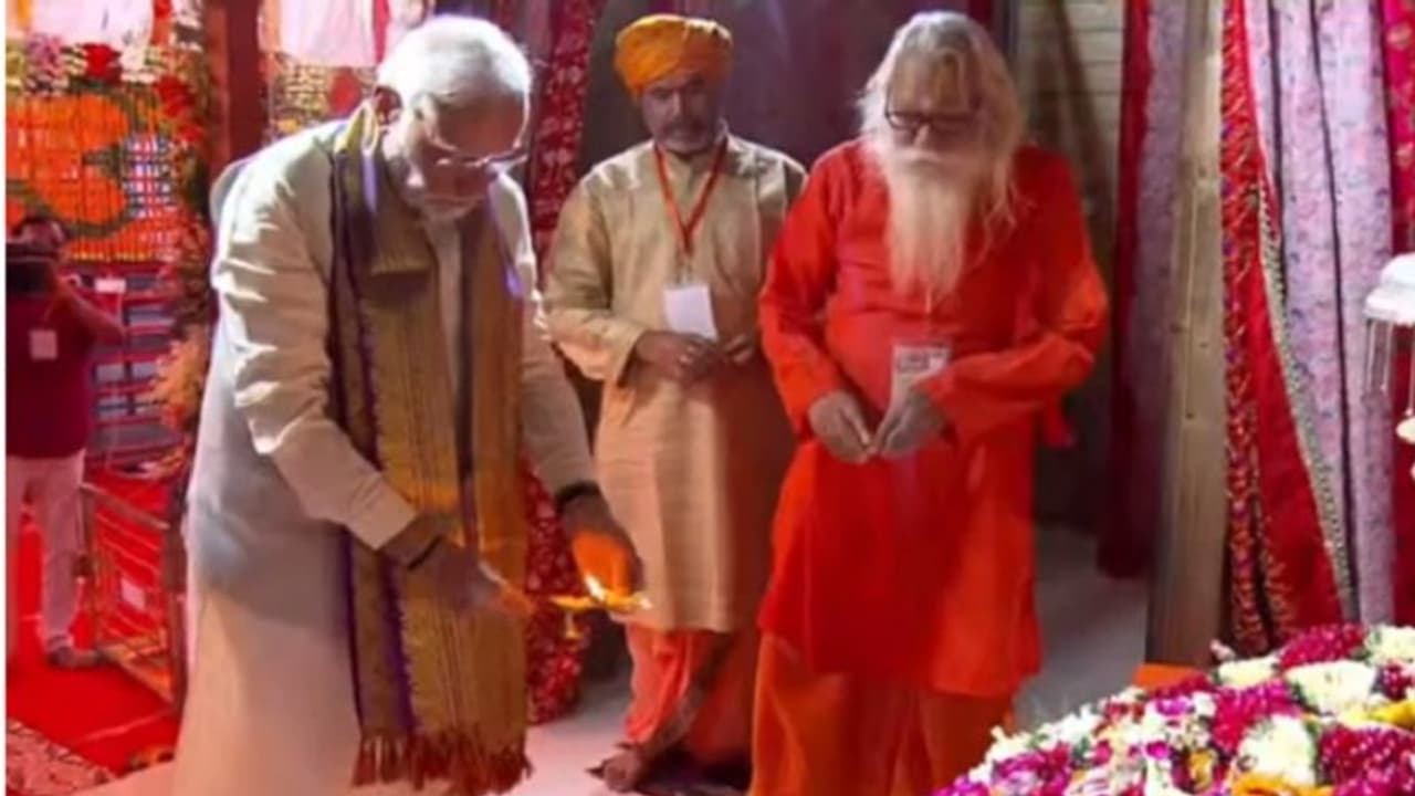 অযোধ্যায় নরেন্দ্র মোদী, রামলালার মূর্তির সামনে আরতি করলেন প্রধানমন্ত্রী অযোধ্যায় নরেন্দ্র মোদী, রামলালার মূর্তির সামনে আরতি করলেন প্রধানমন্ত্রী