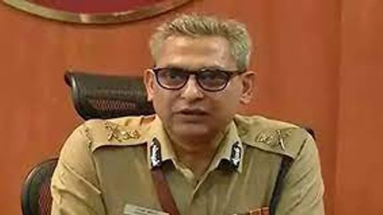 கோவையில் கோவில் அருகே மர்மமான முறையில் சிலிண்டர் வெடித்து விபத்து.. சென்னையில் கூடுதல் பாதுகாப்பிற்கு உத்தரவு. கோவையில் கோவில் அருகே மர்மமான முறையில் சிலிண்டர் வெடித்து விபத்து.. சென்னையில் கூடுதல் பாதுகாப்பிற்கு உத்தரவு.