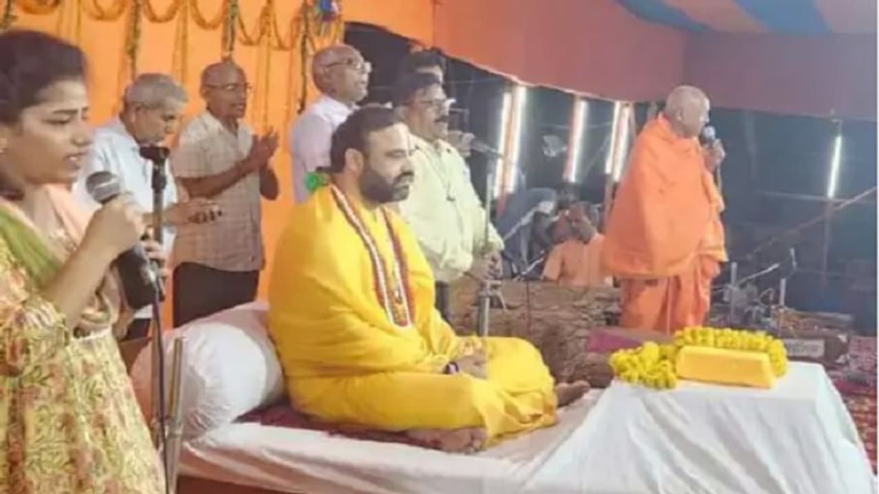 राम कथा के मंच का संचालन कर रहे थे रिटायर्ड प्रोफेसर, अचानक गिरे और थम गई सांसें राम कथा के मंच का संचालन कर रहे थे रिटायर्ड प्रोफेसर, अचानक गिरे और थम गई सांसें