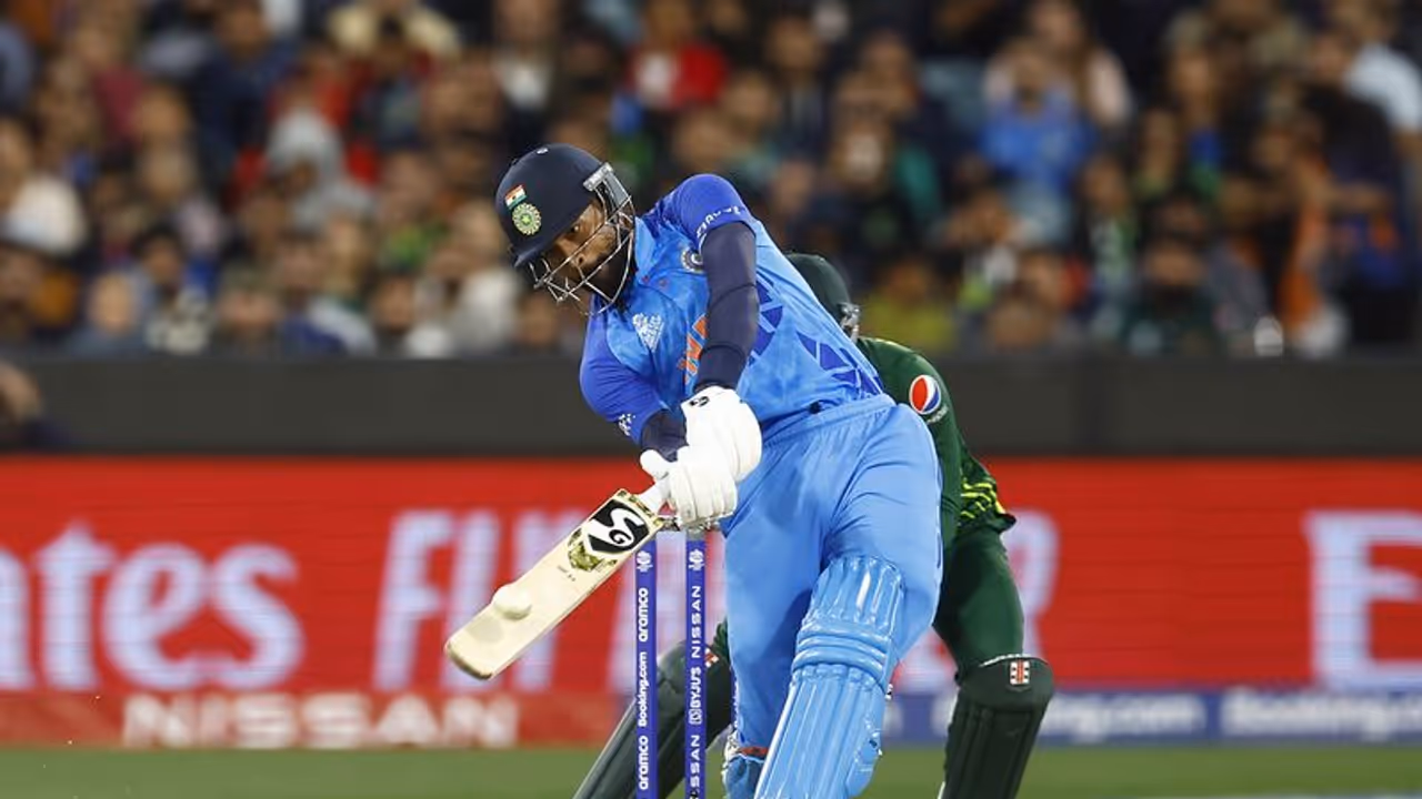 T20 World Cup: भारत पाकिस्तान की जंग में कैसे 7 ओवर के बाद विराट ने बदला गियर, जानें ओवर दर ओवर का हाल