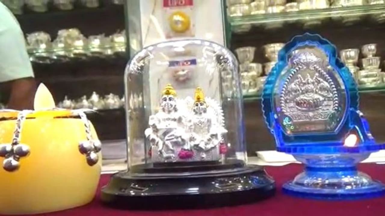 வெள்ளியில் தங்க முலாம் பூசப்பட்ட பட்டாசு களம் இறங்கிய மதுரையான்ஸ்.!