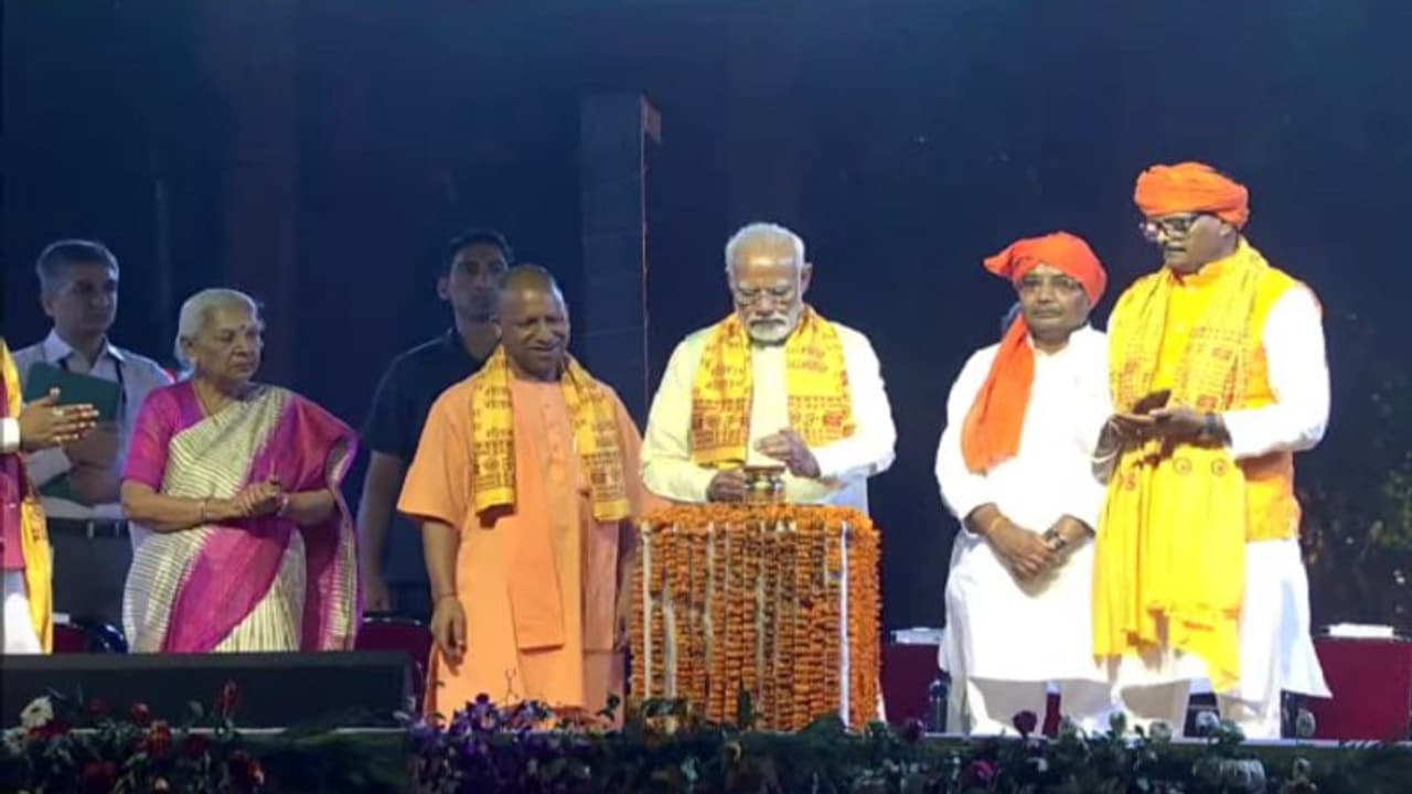 पीएम मोदी ने की दीपोत्सव की शुरुआत, कहा हम अमृतकाल में अमर अयोध्या की अलौकिकता के साक्षी बन रहे पीएम मोदी ने की दीपोत्सव की शुरुआत, कहा हम अमृतकाल में अमर अयोध्या की अलौकिकता के साक्षी बन रहे
