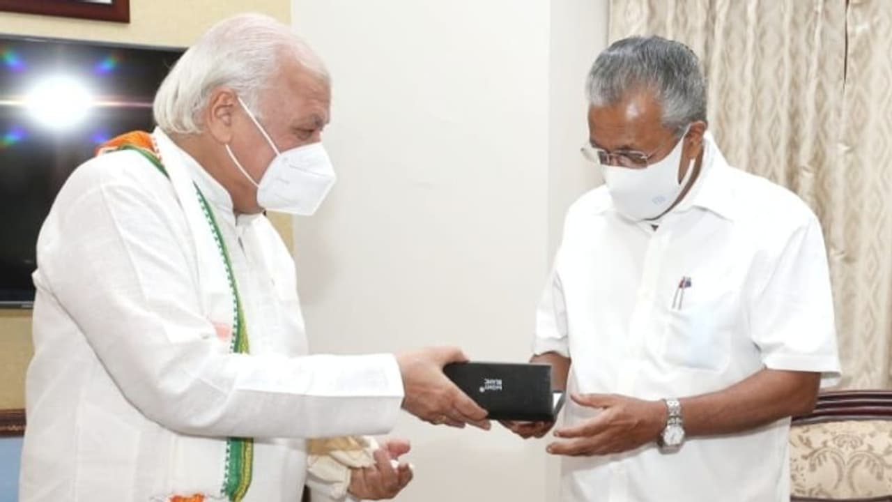 ഗവർണറുടെ അന്ത്യശാസനം തള്ളാൻ വിസിമാരോട് സർക്കാർ ആവശ്യപ്പെടും, ഗവർണറെ കോടതിയിൽ നേരിടാനും തീരുമാനം ഗവർണറുടെ അന്ത്യശാസനം തള്ളാൻ വിസിമാരോട് സർക്കാർ ആവശ്യപ്പെടും, ഗവർണറെ കോടതിയിൽ നേരിടാനും തീരുമാനം