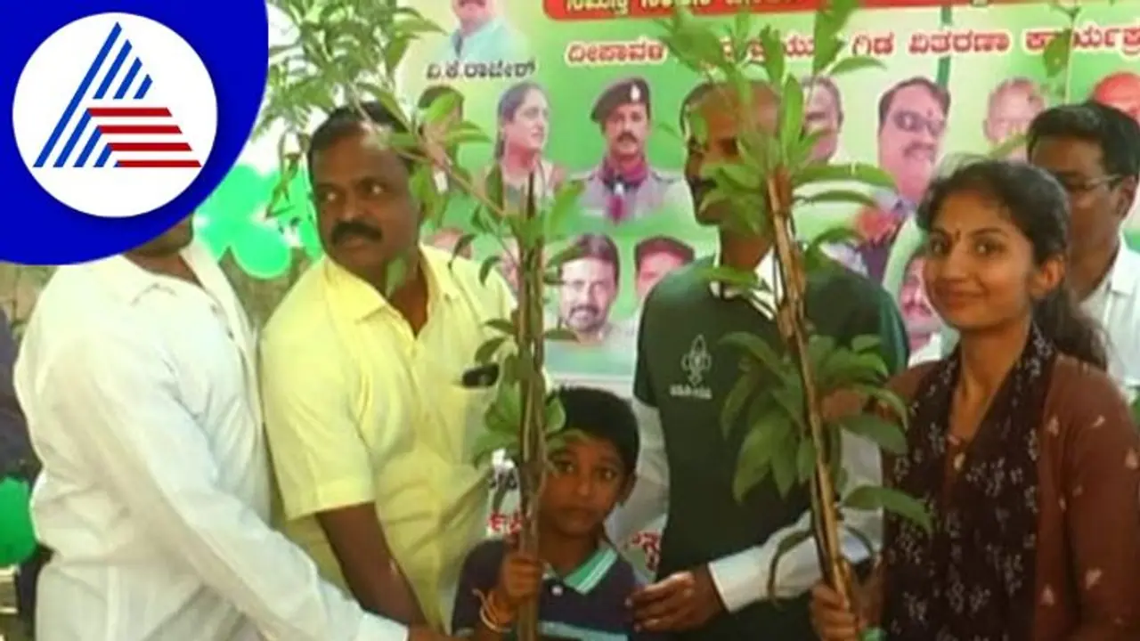 ಕೋಲಾರದಲ್ಲಿ ಪರಿಸರ ಸ್ನೇಹಿ ದೀಪಾವಳಿ, ಪಟಾಕಿ ಖರೀದಿಗೆ ಬಂದವರಿಗೆ ಗಿಡಗಳ ವಿತರಣೆ ಕೋಲಾರದಲ್ಲಿ ಪರಿಸರ ಸ್ನೇಹಿ ದೀಪಾವಳಿ, ಪಟಾಕಿ ಖರೀದಿಗೆ ಬಂದವರಿಗೆ ಗಿಡಗಳ ವಿತರಣೆ