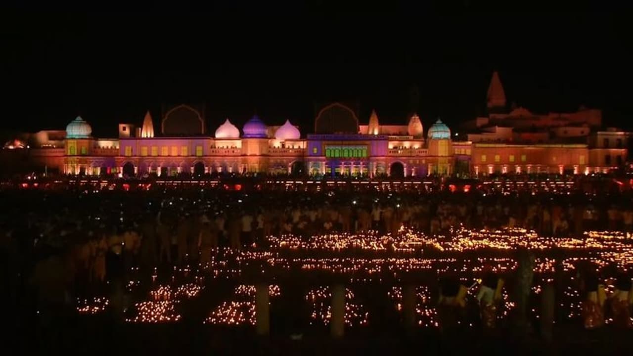 আলোর মেলা অযোধ্যায়, মোদীর উপস্থিতিতে ১৫ লক্ষ মাটির প্রদীপ জ্বালিয়ে রেকর্ড সরযূর তীরে