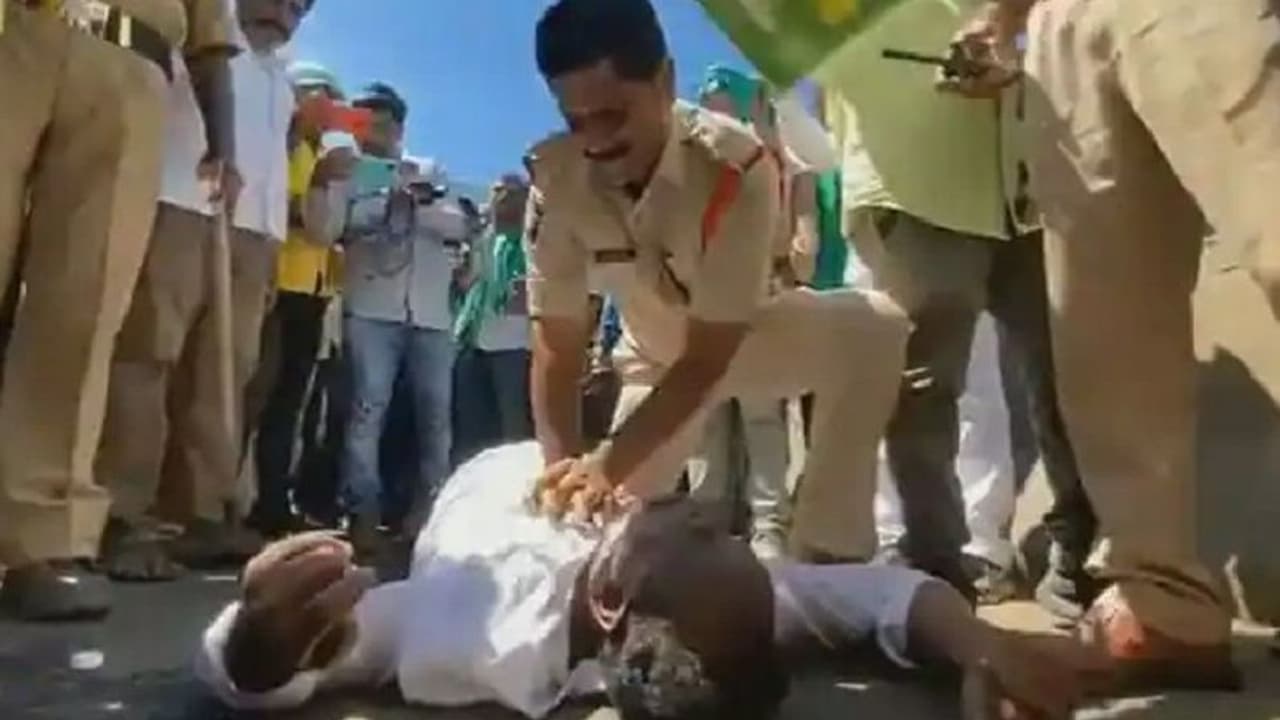 ಪ್ರತಿಭಟನೆಯಲ್ಲಿ ತೊಡಗಿದ್ದ ರೈತನಿಗೆ ಹೃದಯಾಘಾತ: CPR ಮಾಡಿ ಜೀವ ಉಳಿಸಿದ ಪೊಲೀಸ್