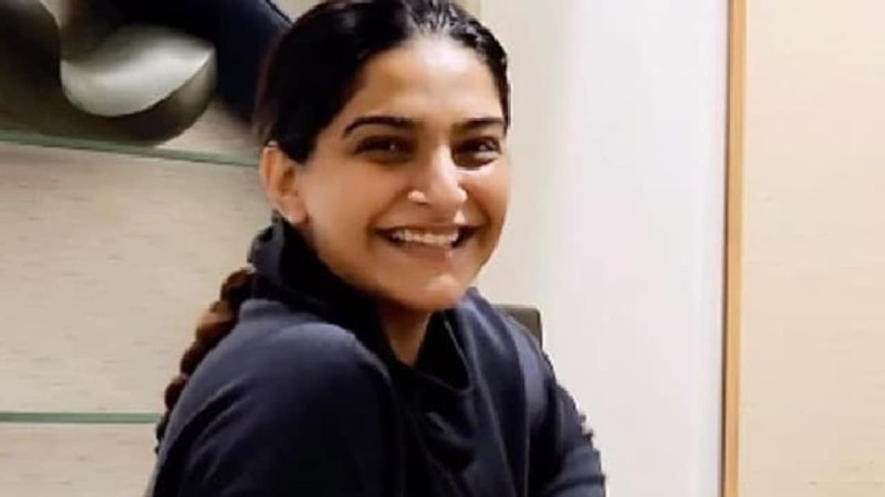 പ്രസവശേഷം ഫിറ്റ്നസിലേക്ക് മടങ്ങാൻ സോനം; വീഡിയോ പ്രസവശേഷം ഫിറ്റ്നസിലേക്ക് മടങ്ങാൻ സോനം; വീഡിയോ