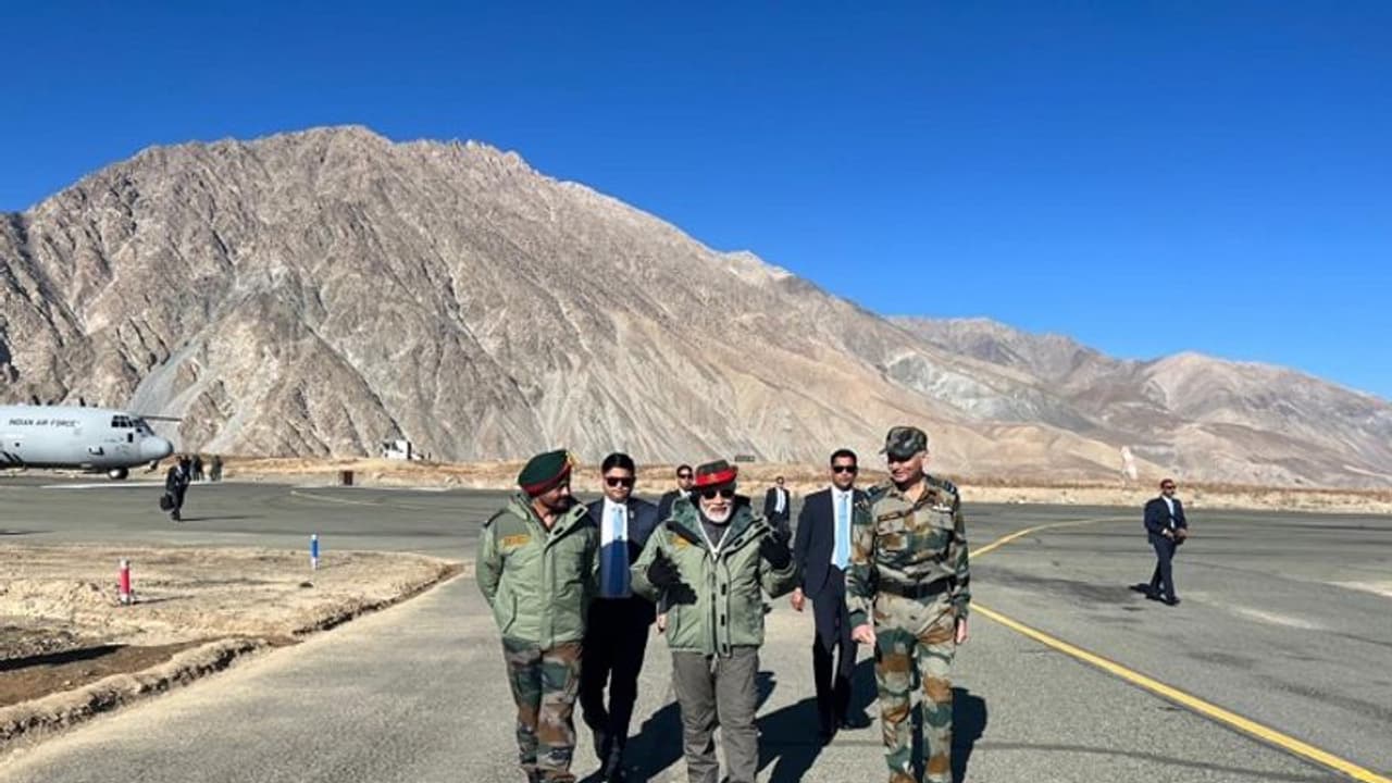 PM Modi continues his tradition, reaches Kargil to celebrate Diwali with soldiers PM Modi continues his tradition, reaches Kargil to celebrate Diwali with soldiers