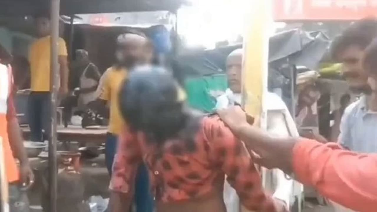 Uttar Pradesh Crime: ಟಾಯ್ಲೆಟ್ ಸೀಟ್ ಕದ್ದನೆಂದು ದಲಿತನಿಗೆ ಥಳಿತ, ಮುಖಕ್ಕೆ ಮಸಿ; ಬಿಜೆಪಿ ಮುಖಂಡ ಪರಾರಿ Uttar Pradesh Crime: ಟಾಯ್ಲೆಟ್ ಸೀಟ್ ಕದ್ದನೆಂದು ದಲಿತನಿಗೆ ಥಳಿತ, ಮುಖಕ್ಕೆ ಮಸಿ; ಬಿಜೆಪಿ ಮುಖಂಡ ಪರಾರಿ