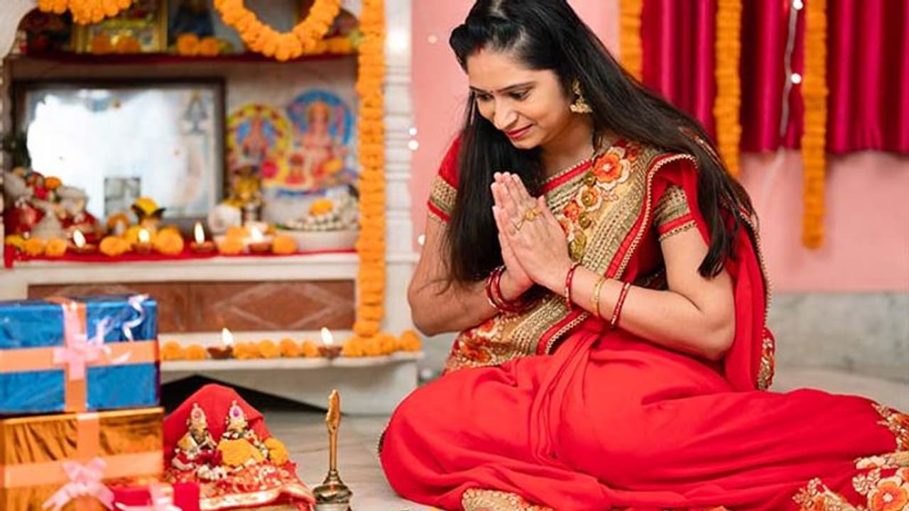 Diwali 2022: दीपावली पर क्यों करते हैं झाड़ू की पूजा, क्यों करते हैं दीपदान? जानें इन परंपराओं के बारे में