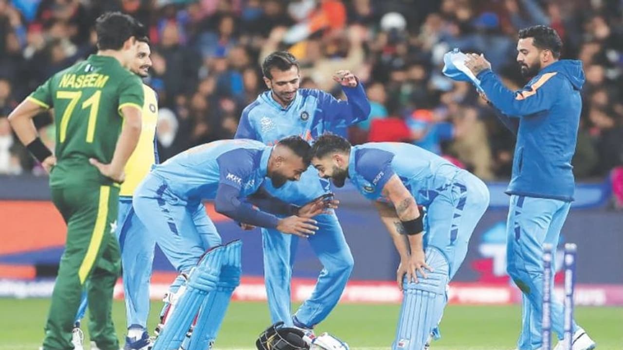 दोनों अंपायर को तत्काल बैन कर दो...इंडिया से हार पर पाकिस्तान में कैसे मचा बवाल, विराट वहां भी छाए