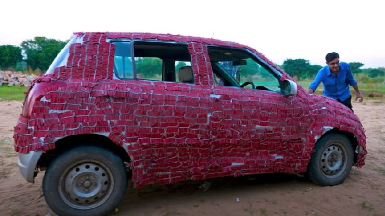 ये कैसी सनक: कार में ठसाठस ठूंस दिए एक लाख के पटाखे और लगा दी आग, फिर जो हुआ वह लाखों लोगों ने देखा ये कैसी सनक: कार में ठसाठस ठूंस दिए एक लाख के पटाखे और लगा दी आग, फिर जो हुआ वह लाखों लोगों ने देखा