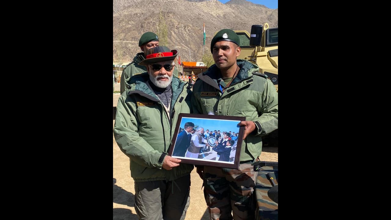 সেদিনের সেই সৈনিক স্কুলের বালক আজ কারগিলের মেজর , ২২ বছর পর মোদীজিকে আবার দেখে আবেগে ভাসলো জওয়ান সেদিনের সেই সৈনিক স্কুলের বালক আজ কারগিলের মেজর , ২২ বছর পর মোদীজিকে আবার দেখে আবেগে ভাসলো জওয়ান