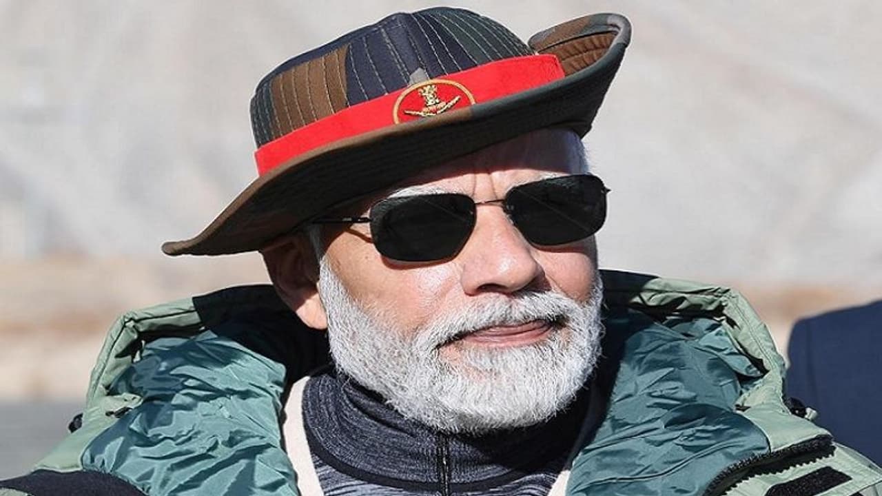 करगिल में जवानों से बोले PM मोदी आतंक के अंत का उत्सव है दिवाली, यहां हमारी सेना ने कुचला था आतंकियों का फन करगिल में जवानों से बोले PM मोदी आतंक के अंत का उत्सव है दिवाली, यहां हमारी सेना ने कुचला था आतंकियों का फन