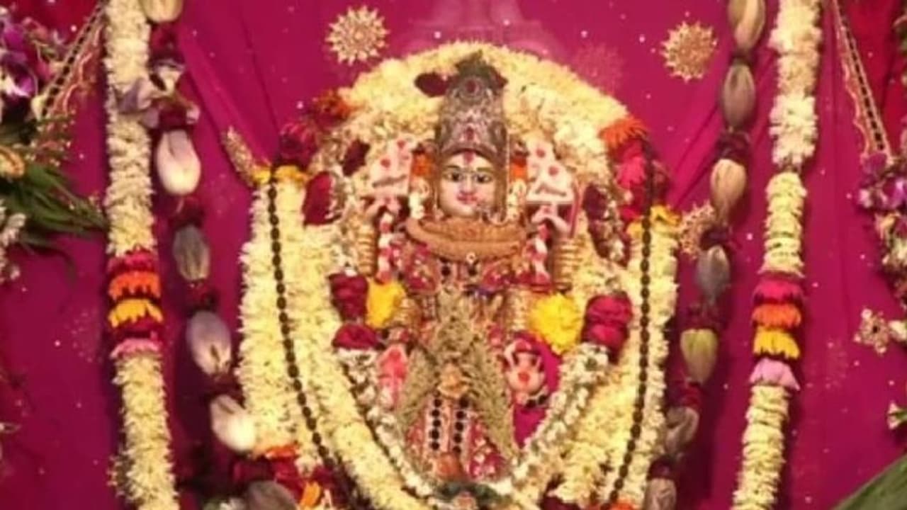 दिवाली पर कीजिए राजस्थान की ऐतिहासिक लक्ष्मी मूर्ति के दर्शन, 450 साल पुराने मंदिर में हाथी पर विराजती है मां दिवाली पर कीजिए राजस्थान की ऐतिहासिक लक्ष्मी मूर्ति के दर्शन, 450 साल पुराने मंदिर में हाथी पर विराजती है मां