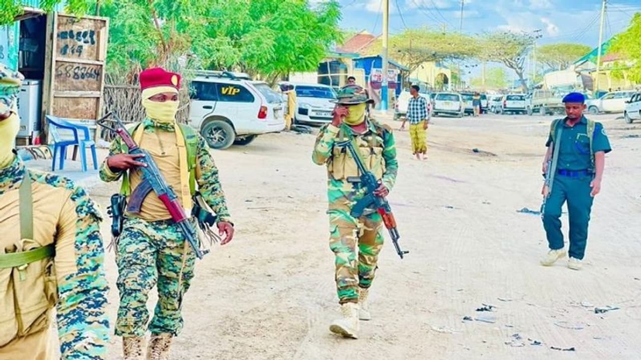 दक्षिण सोमालिया के होटल में कार बम विस्फोट, 9 की मौत, अल शबाब ने ली जिम्मेदारी दक्षिण सोमालिया के होटल में कार बम विस्फोट, 9 की मौत, अल शबाब ने ली जिम्मेदारी