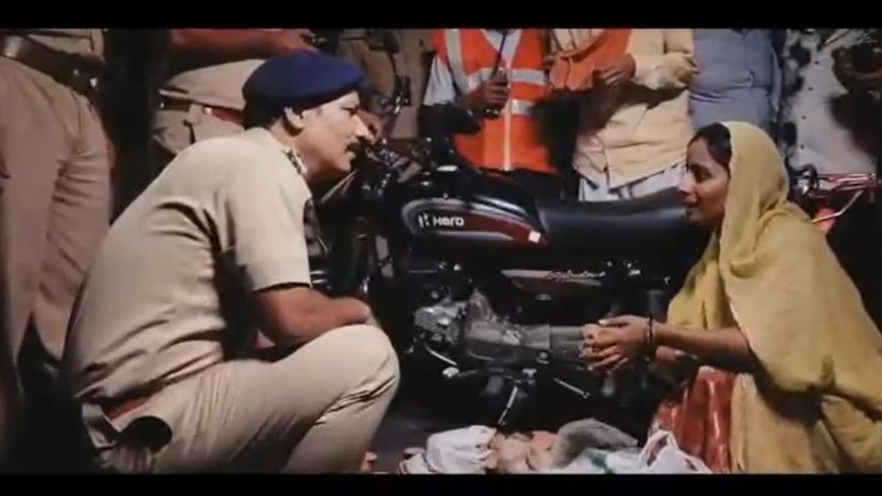 राजस्थान के पुलिस अफसर का यह वीडियो आपकी आखें नम कर देगा, खाकी को सैल्यूट करने के लिए हो जाएंगे बेबस राजस्थान के पुलिस अफसर का यह वीडियो आपकी आखें नम कर देगा, खाकी को सैल्यूट करने के लिए हो जाएंगे बेबस