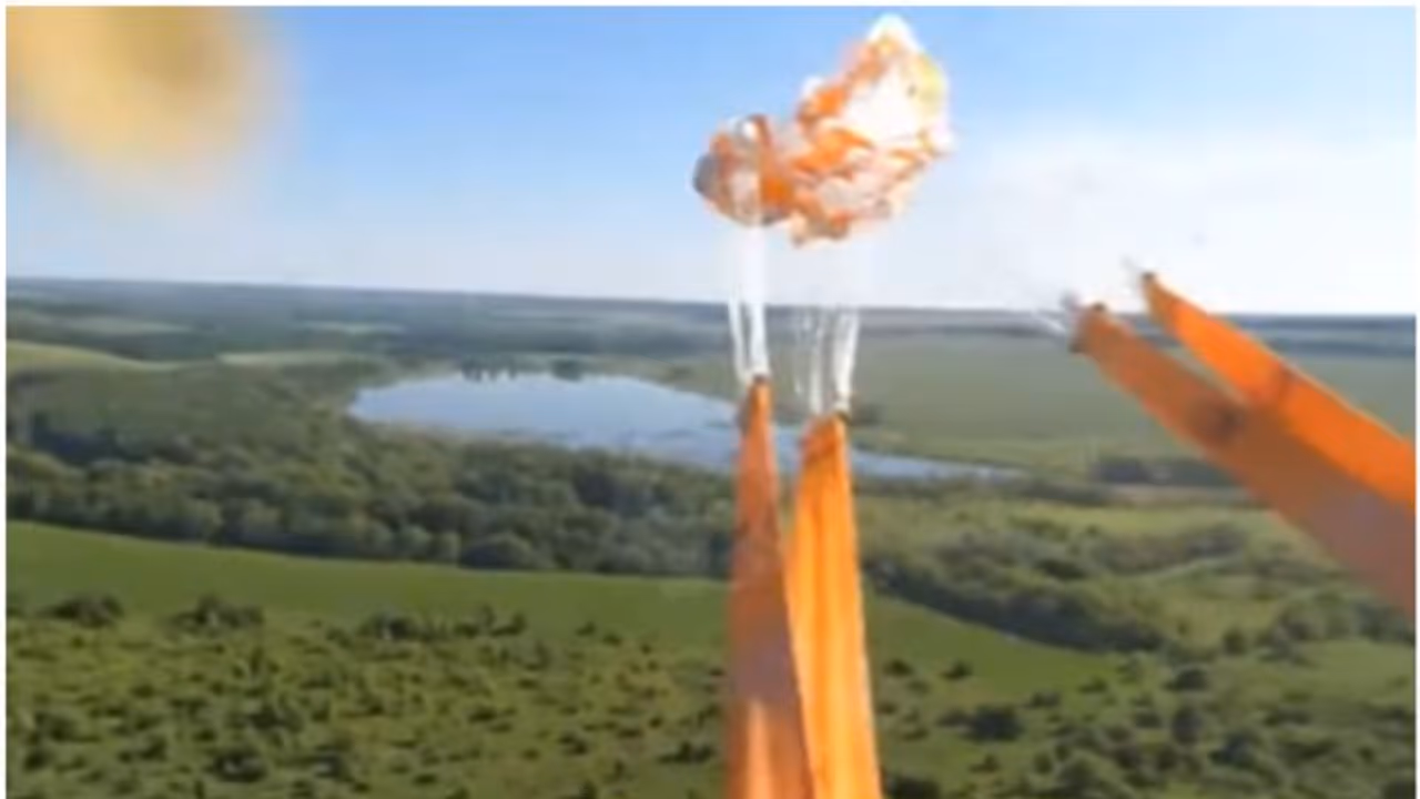 അവിശ്വസനീയം; കത്തിയമരുന്ന റഷ്യന് സൈനിക വിമാനത്തില് നിന്നും പാരച്യൂട്ട് വഴി രക്ഷപ്പെടുന്ന പൈലറ്റിന്റെ വീഡിയോ അവിശ്വസനീയം; കത്തിയമരുന്ന റഷ്യന് സൈനിക വിമാനത്തില് നിന്നും പാരച്യൂട്ട് വഴി രക്ഷപ്പെടുന്ന പൈലറ്റിന്റെ വീഡിയോ