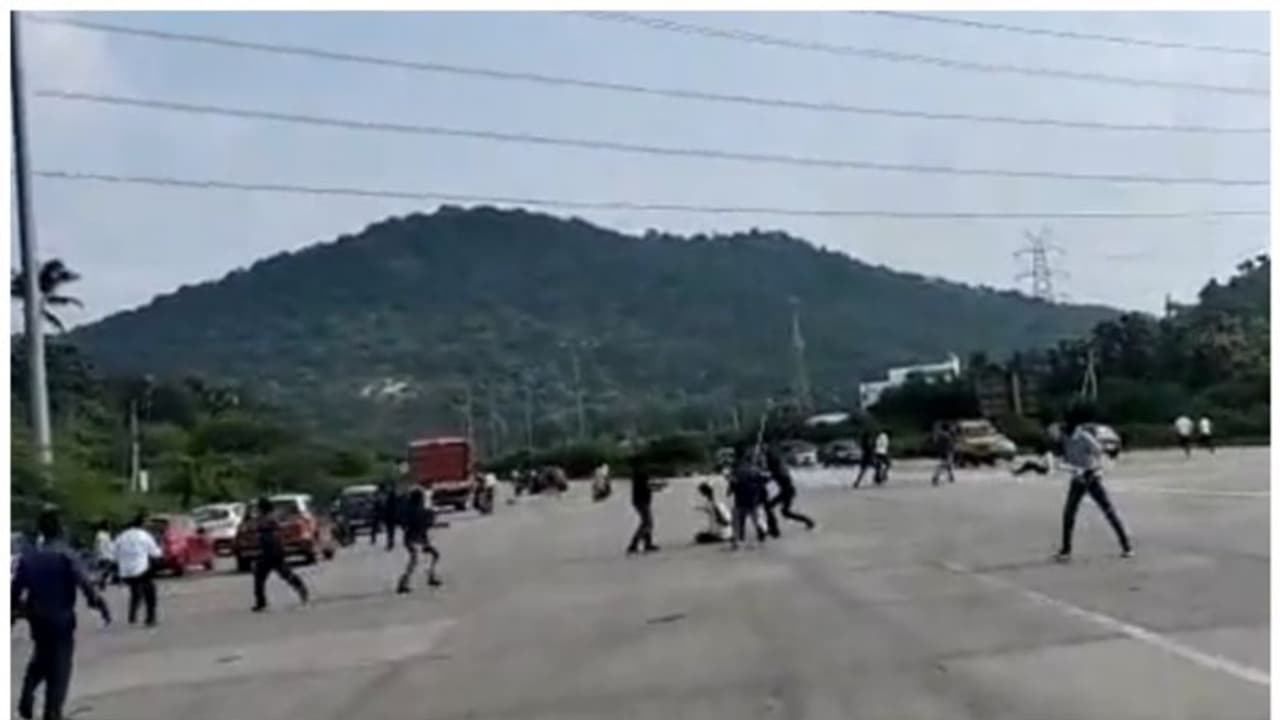 ఏపీ టోల్ ప్లాజా దగ్గర సిబ్బందికి, తమిళ విద్యార్థులకు మధ్య బీభత్స ఘర్షణ.. వైరల్ అవుతున్న వీడియో ఇదే ఏపీ టోల్ ప్లాజా దగ్గర సిబ్బందికి, తమిళ విద్యార్థులకు మధ్య బీభత్స ఘర్షణ.. వైరల్ అవుతున్న వీడియో ఇదే