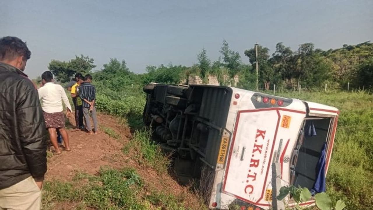 ಚಲಿಸುತ್ತಿರುವಾಗಲೇ ರಾಜಹಂಸ ಚಾಲಕನಿಗೆ ಹೃದಯಾಘಾತ, ಬಸ್ ಪಲ್ಟಿಯಾಗಿ 14 ಮಂದಿಗೆ ಗಾಯ! ಚಲಿಸುತ್ತಿರುವಾಗಲೇ ರಾಜಹಂಸ ಚಾಲಕನಿಗೆ ಹೃದಯಾಘಾತ, ಬಸ್ ಪಲ್ಟಿಯಾಗಿ 14 ಮಂದಿಗೆ ಗಾಯ!