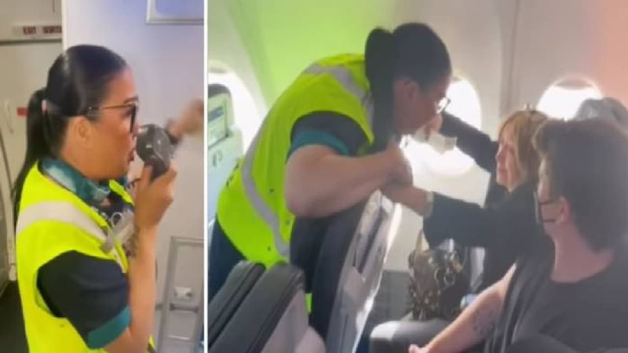 30 ವರ್ಷದ ಬಳಿಕ ವಿಮಾನದಲ್ಲಿ ನೆಚ್ಚಿನ ಶಿಕ್ಷಕಿ ಭೇಟಿಯಾದ ಸಿಬ್ಬಂದಿ, ವಿಡಿಯೋ ವೈರಲ್!