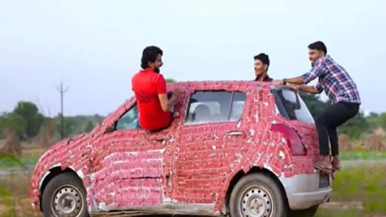 युवकों ने कार पर लगाए 1 लाख के पटाखे और जला दी आग! देखिए कैसा था भयावह मंजर.. गाड़ी का क्या हुआ 