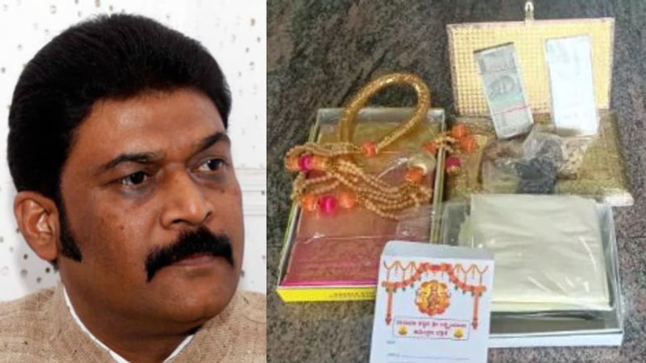 Anand Singh: பணம், தங்கக் காசு! கவுன்சிலர்களுக்கு 'காஸ்ட்லி கிப்ட்' கொடுத்த கர்நாடக அமைச்சரால் சர்ச்சை Anand Singh: பணம், தங்கக் காசு! கவுன்சிலர்களுக்கு 'காஸ்ட்லி கிப்ட்' கொடுத்த கர்நாடக அமைச்சரால் சர்ச்சை