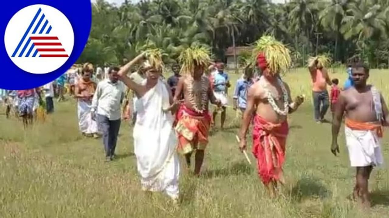 ಕರಾವಳಿಯಲ್ಲಿ ಗ್ರಾಮೀಣ ಸೊಗಡಿನ ಹೊಸ್ತು ಹಬ್ಬ ಕರಾವಳಿಯಲ್ಲಿ ಗ್ರಾಮೀಣ ಸೊಗಡಿನ ಹೊಸ್ತು ಹಬ್ಬ