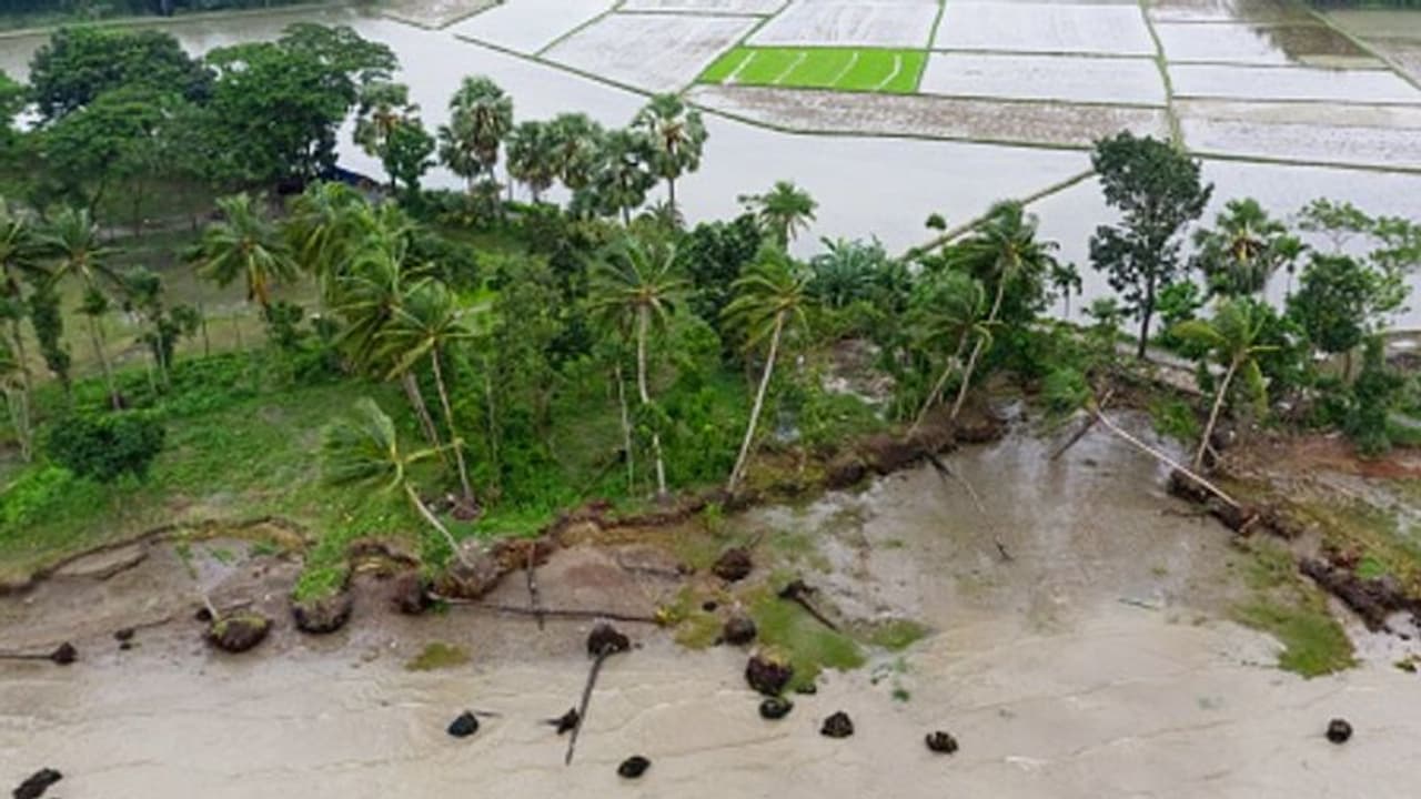 সাইক্লোন সিতরাং সতর্কতা বাংলাদেশের ১৩টি জেলায়,বৃষ্টি মাথায় নিয়েই ত্রাণ শিবিরে যাচ্ছেন দুর্গতরা 