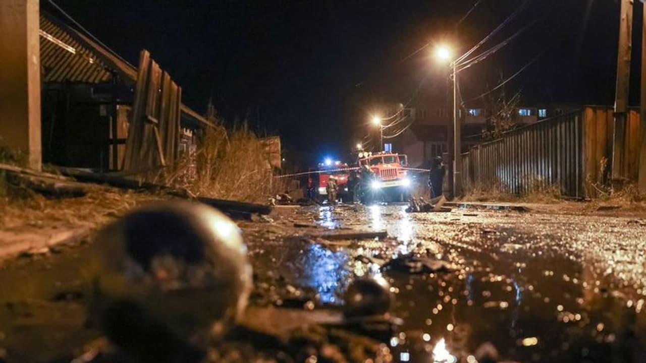 പരീക്ഷണപ്പറക്കലിനിടെ യുദ്ധവിമാനം വീടിനുള്ളില് തകര്ന്നുവീണു, പൈലറ്റുമാര് മരിച്ചു പരീക്ഷണപ്പറക്കലിനിടെ യുദ്ധവിമാനം വീടിനുള്ളില് തകര്ന്നുവീണു, പൈലറ്റുമാര് മരിച്ചു