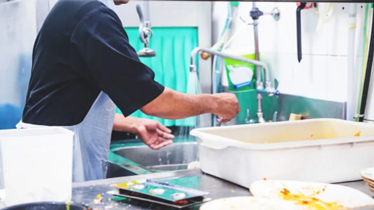 അടുക്കളയിലെ സിങ്കില് വായ കഴുകാന് അനുവദിച്ചില്ല; ഹോട്ടല് അടിച്ചു തകര്ത്ത് ആറംഗ സംഘം അടുക്കളയിലെ സിങ്കില് വായ കഴുകാന് അനുവദിച്ചില്ല; ഹോട്ടല് അടിച്ചു തകര്ത്ത് ആറംഗ സംഘം