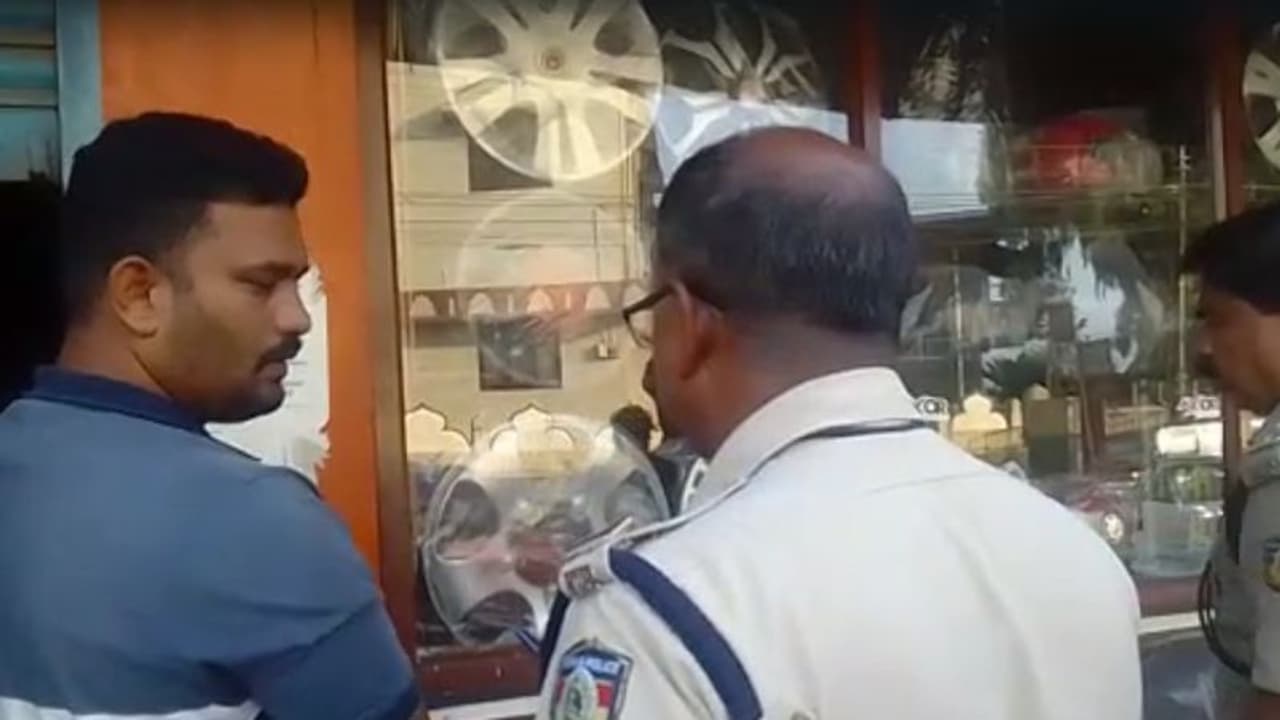 ടയർ കടയിൽ നിന്ന് കണ്ടെത്തിയത് വടിവാളുകള്; ഒരു മാസത്തോളം ഒളിവില്, പിഎഫ്ഐ നേതാവ് അറസ്റ്റില് ടയർ കടയിൽ നിന്ന് കണ്ടെത്തിയത് വടിവാളുകള്; ഒരു മാസത്തോളം ഒളിവില്, പിഎഫ്ഐ നേതാവ് അറസ്റ്റില്