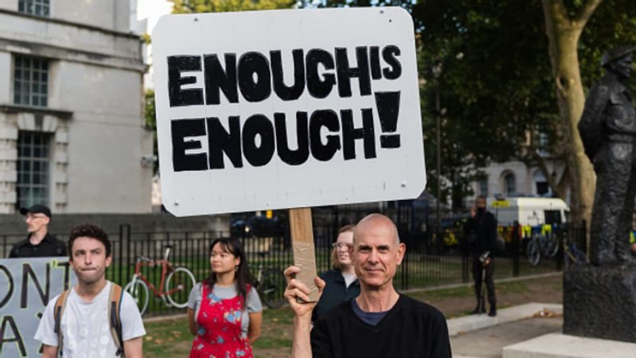 വിലക്കയറ്റത്തിൽ പൊറുതിമുട്ടിയ ജനം നിരത്തിലിറങ്ങി, യൂറോപ്പിലാകെ പ്രതിഷേധം വിലക്കയറ്റത്തിൽ പൊറുതിമുട്ടിയ ജനം നിരത്തിലിറങ്ങി, യൂറോപ്പിലാകെ പ്രതിഷേധം